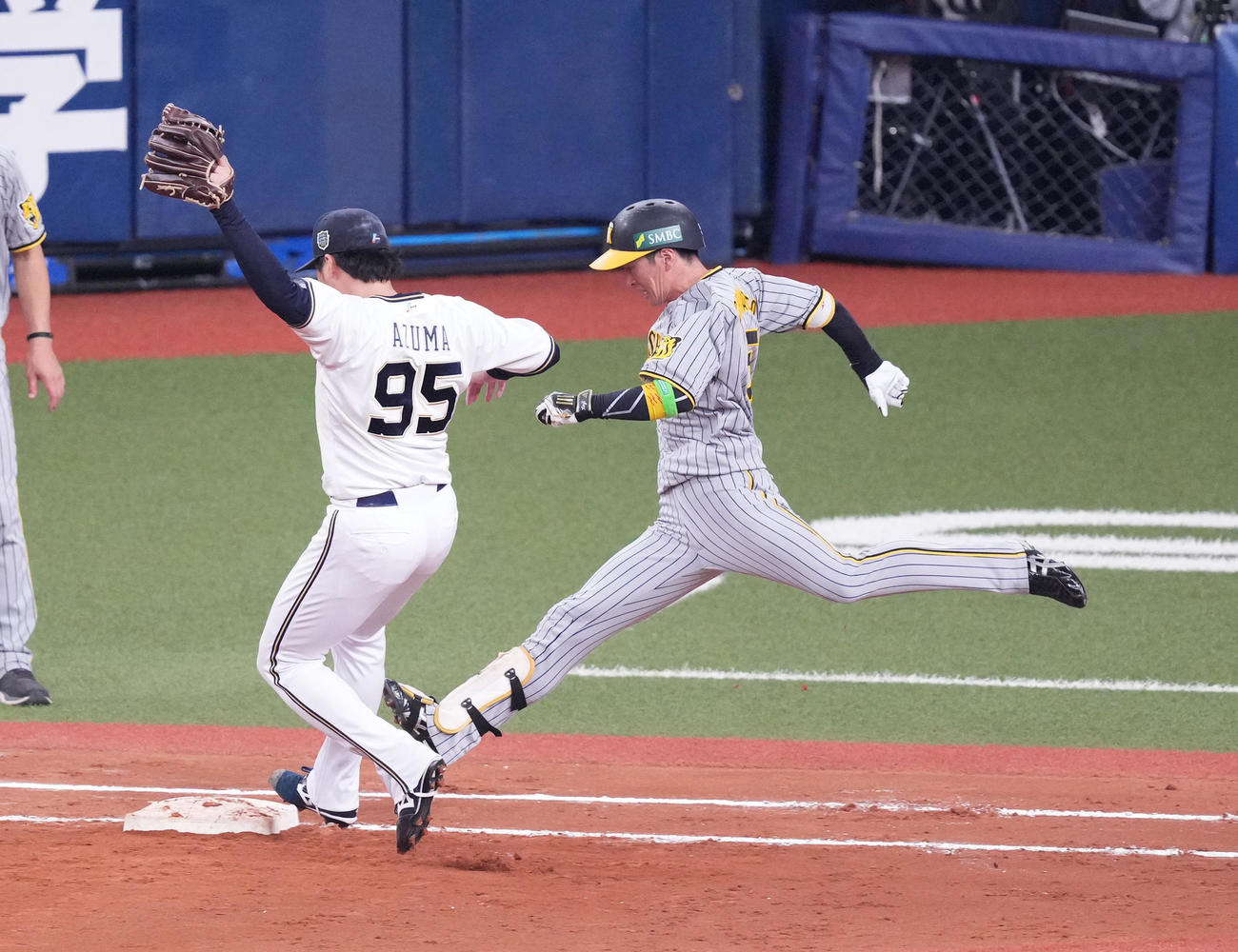 オリックス対阪神　9回表阪神無死、一塁内野安打で出塁する近本（撮影・菅敏）
