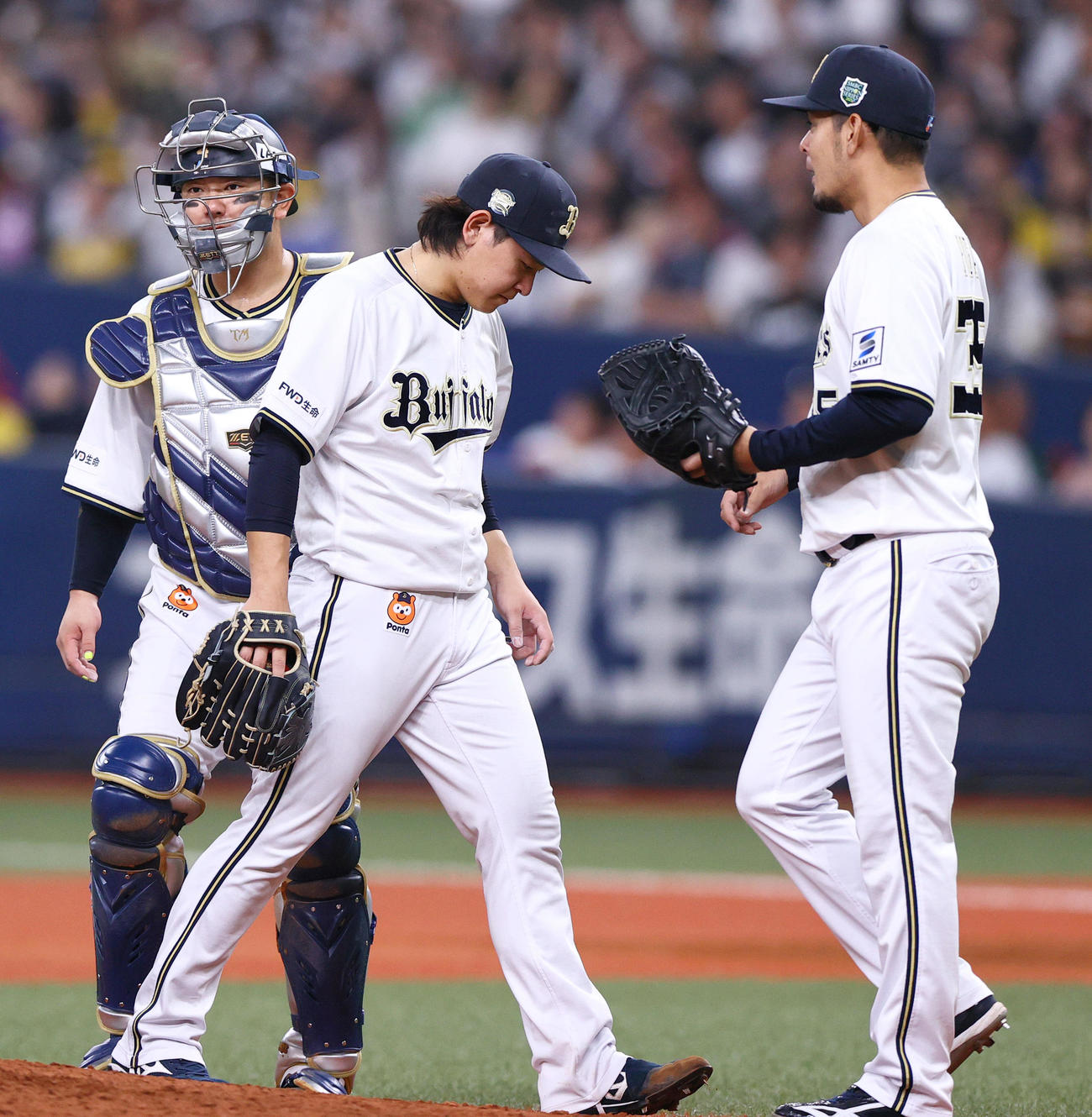 オリックス対阪神　5回表阪神2死一、三塁、宮城（中央）は比嘉（右）と交代となる（撮影・上山淳一）