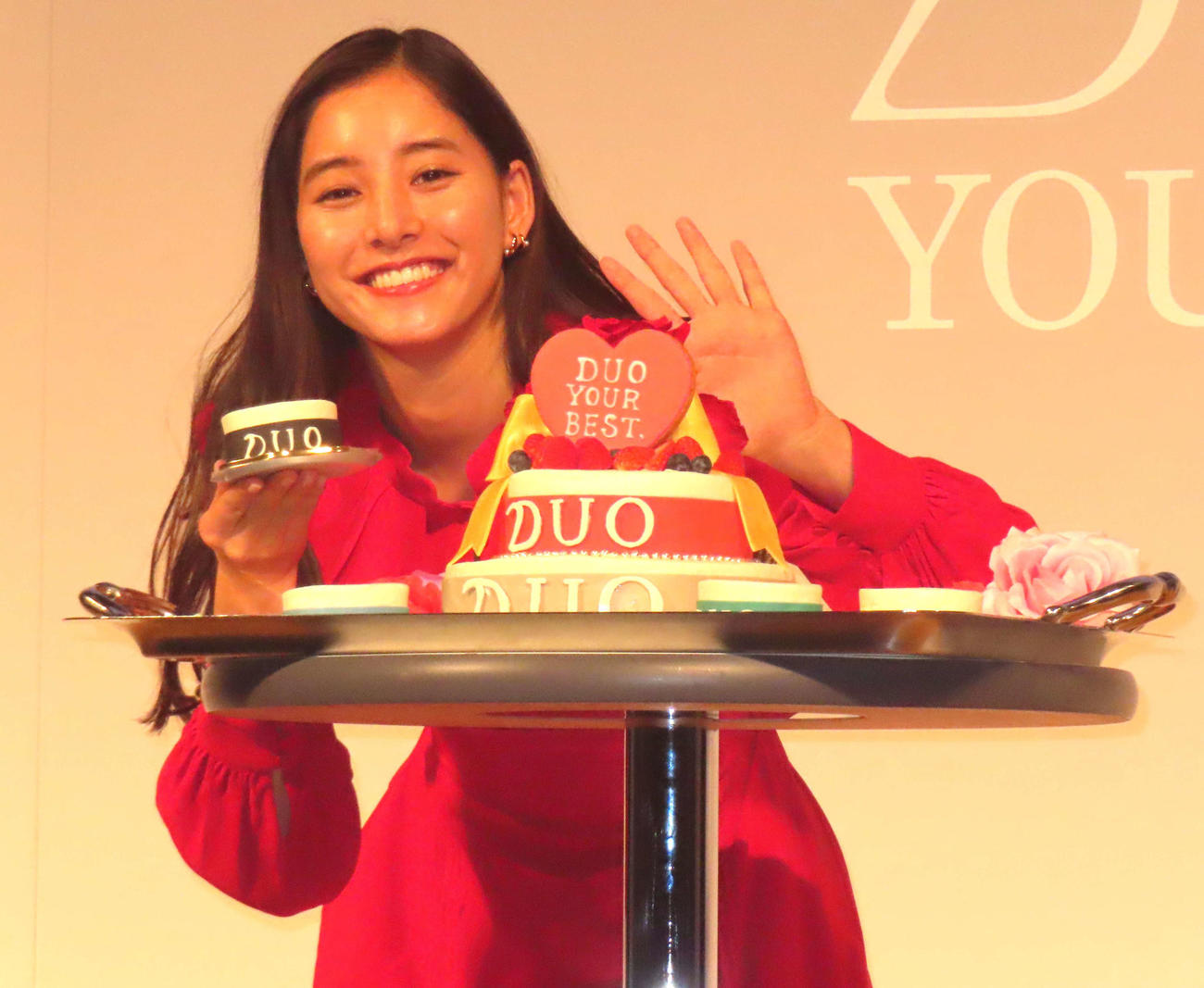 新ブランドキャラクター就任を記念し、ケーキで祝福される新木優子