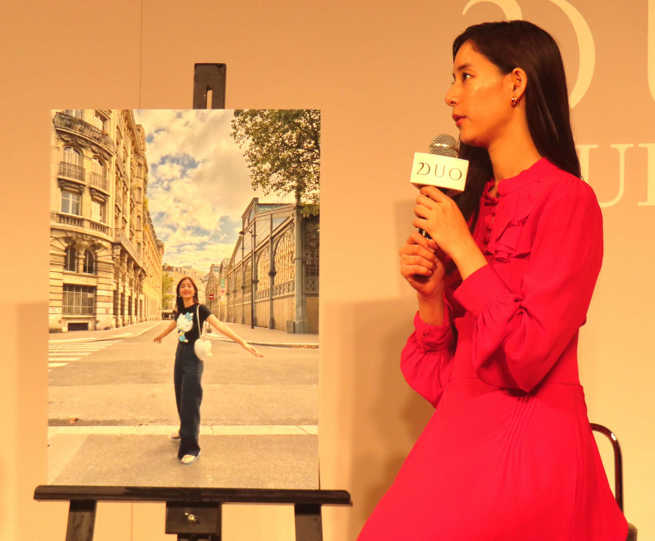 プライベートのパリ旅行写真を公開する新木優子