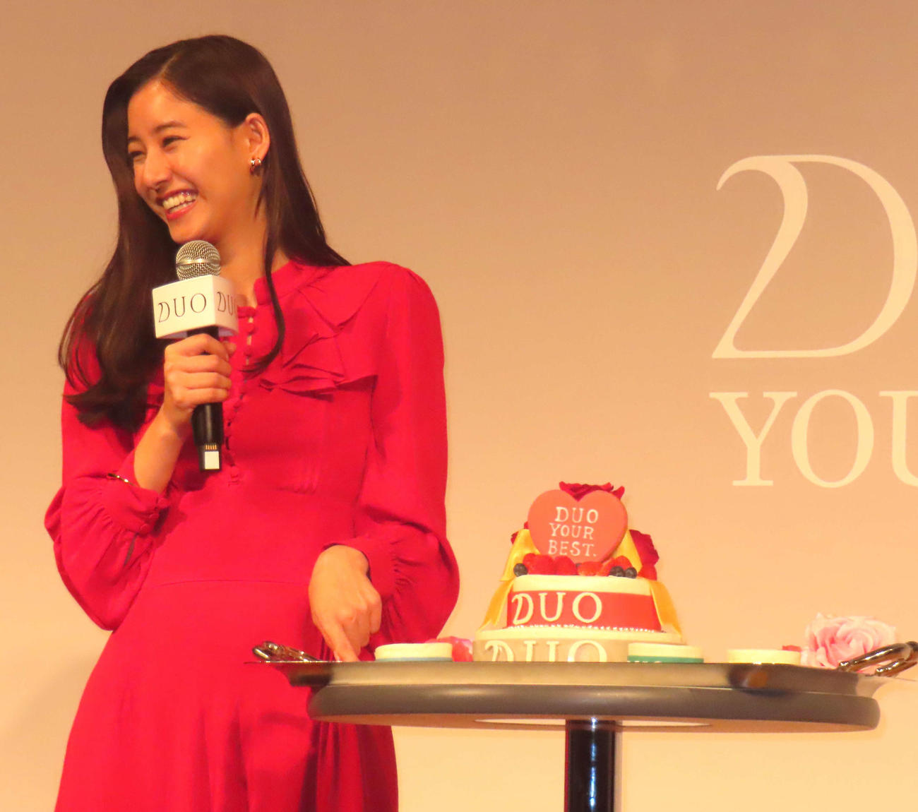 新ブランドキャラクター就任を記念し、ケーキで祝福される新木優子