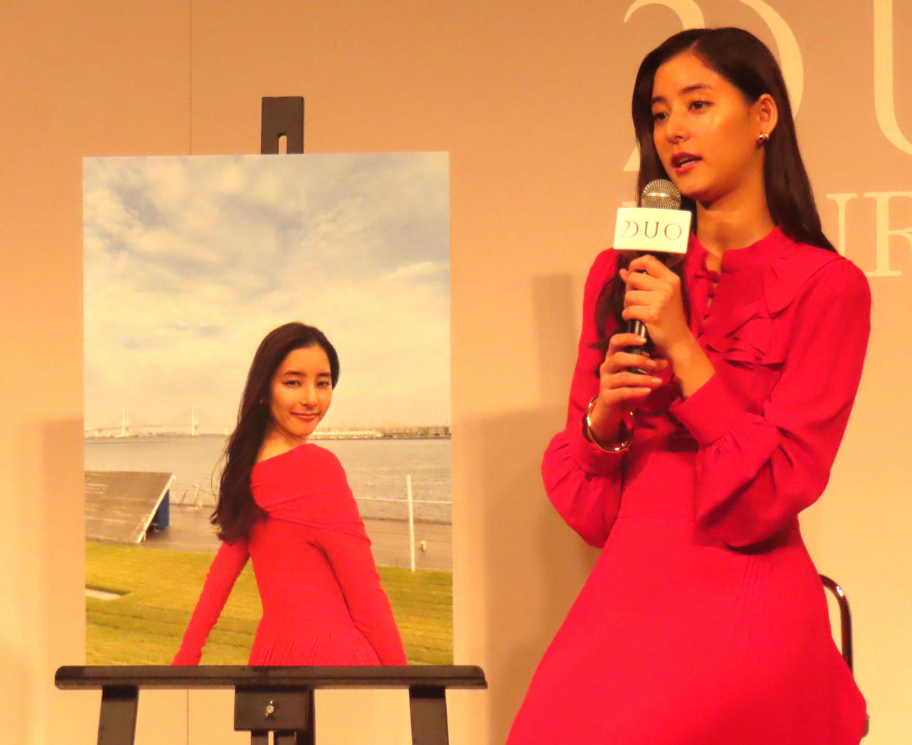 「デュオ　ザ　クレンジングバーム」新CM撮影時のオフショットを披露する新木優子