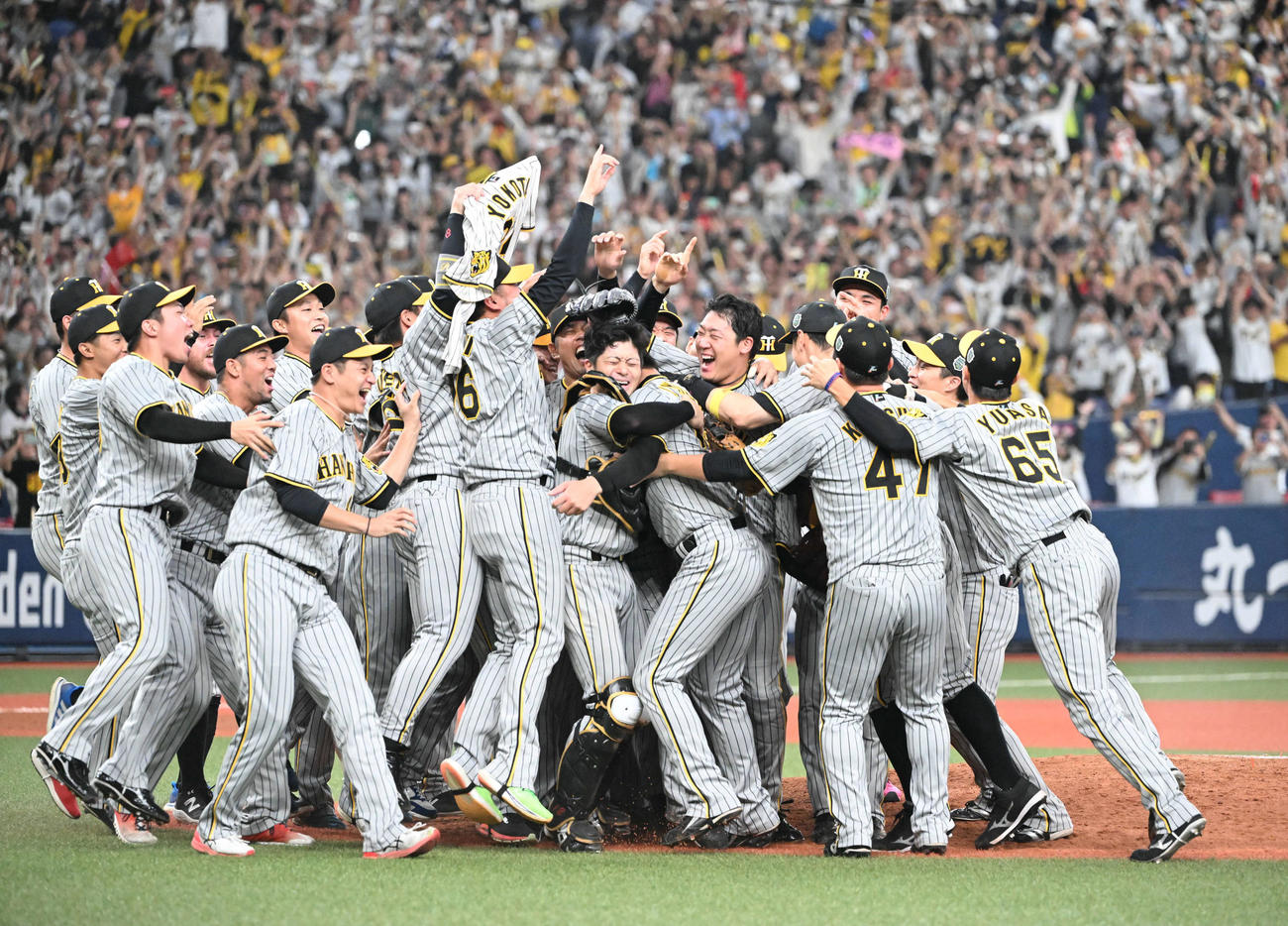 オリックス対阪神　日本一を達成しマウンド付近で喜びを爆発させる阪神ナイン（撮影・和賀正仁）