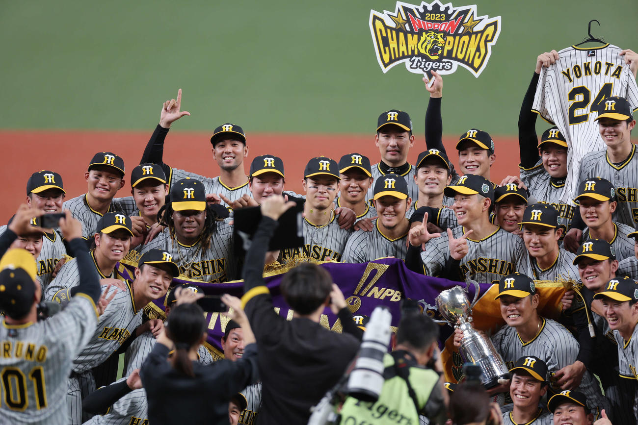 オリックス対阪神　日本一を達成し記念撮影する阪神の選手たち（撮影・前田充）