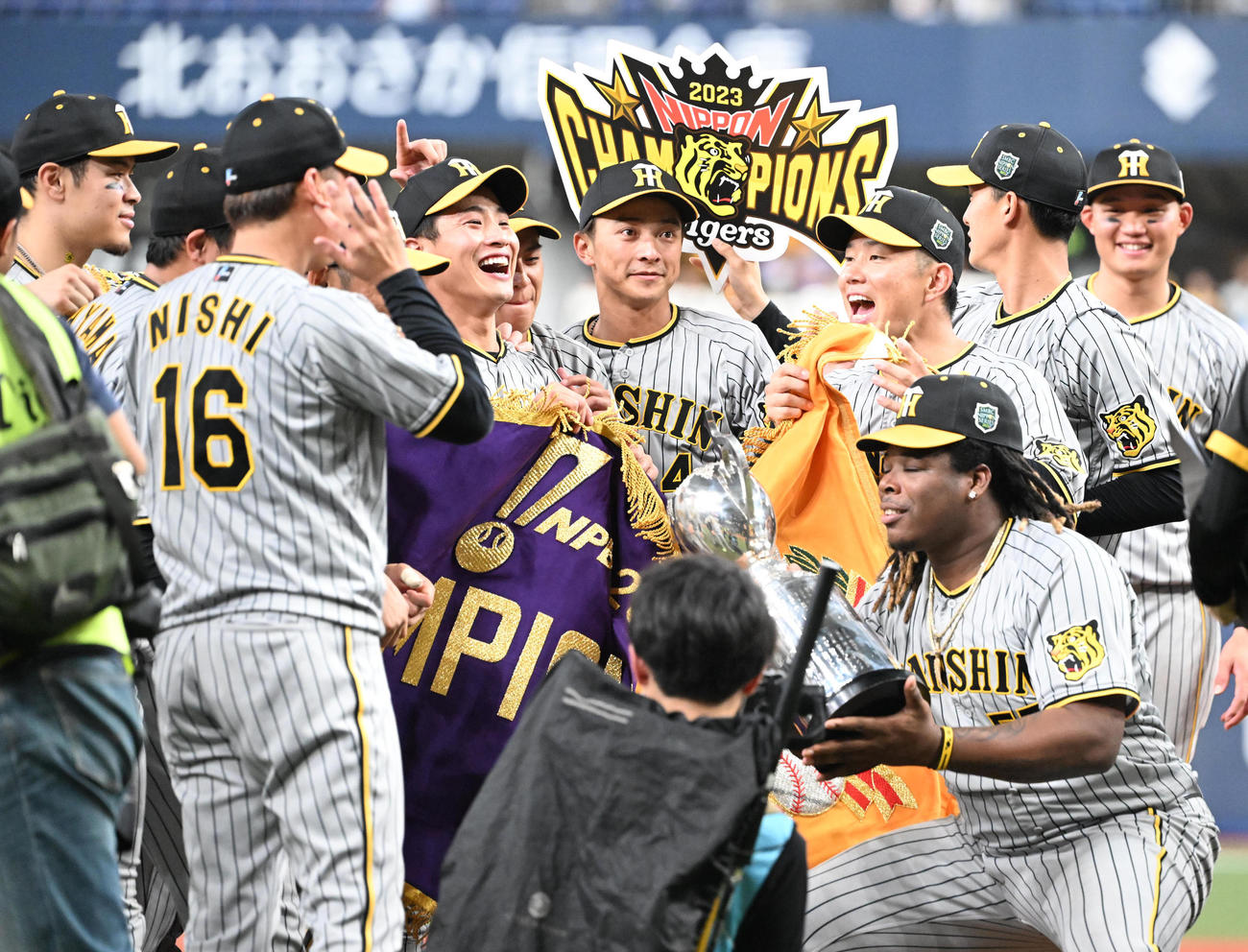 表彰式を終え記念撮影する阪神の選手ら（撮影・和賀正仁）