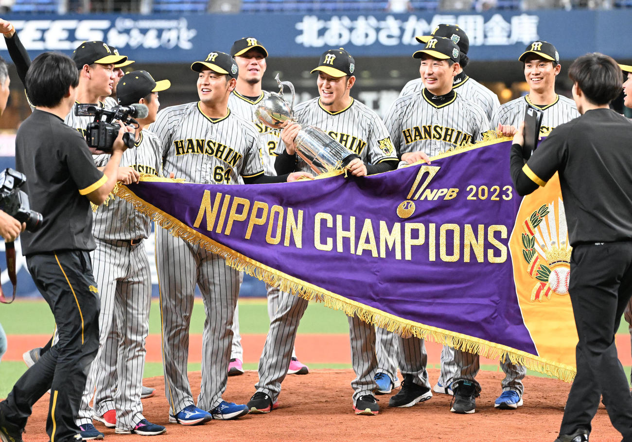 表彰式を終え記念撮影する阪神の選手ら（撮影・和賀正仁）
