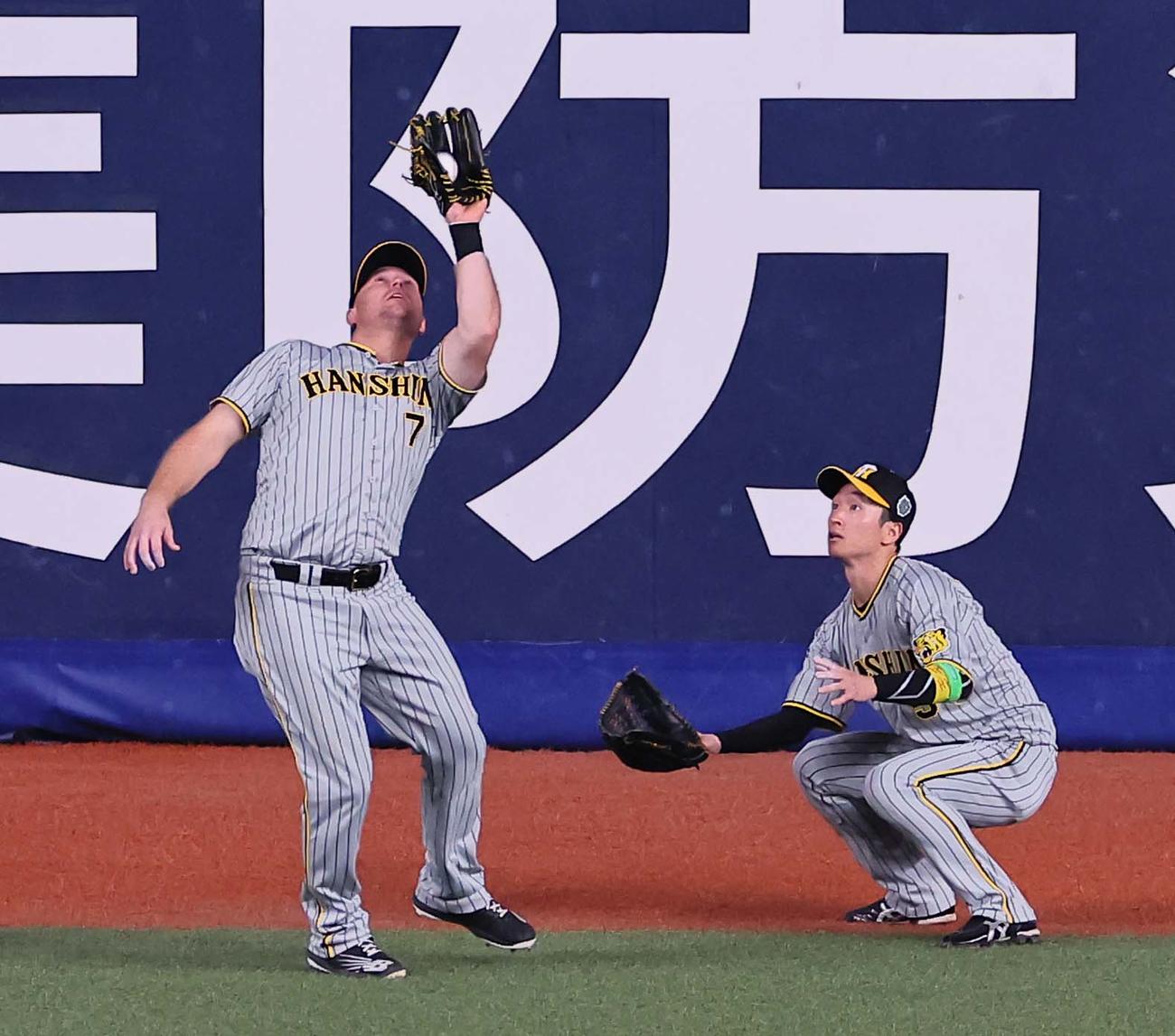 オリックス対阪神　9回裏オリックス2死一塁、ノイジーは日本一のウイニングボールを捕球する。右は近本（撮影・上田博志）