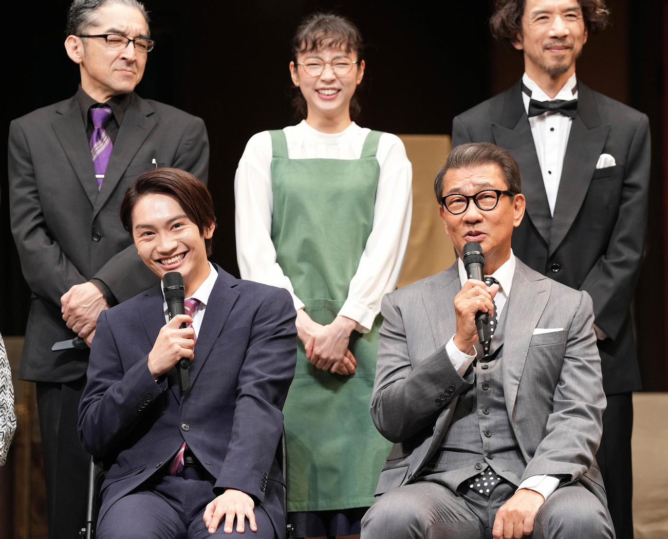 「月とシネマ　2023」初日前会見で笑顔の藤原丈一郎（前列左）と中井貴一（同右）（撮影・鈴木みどり）