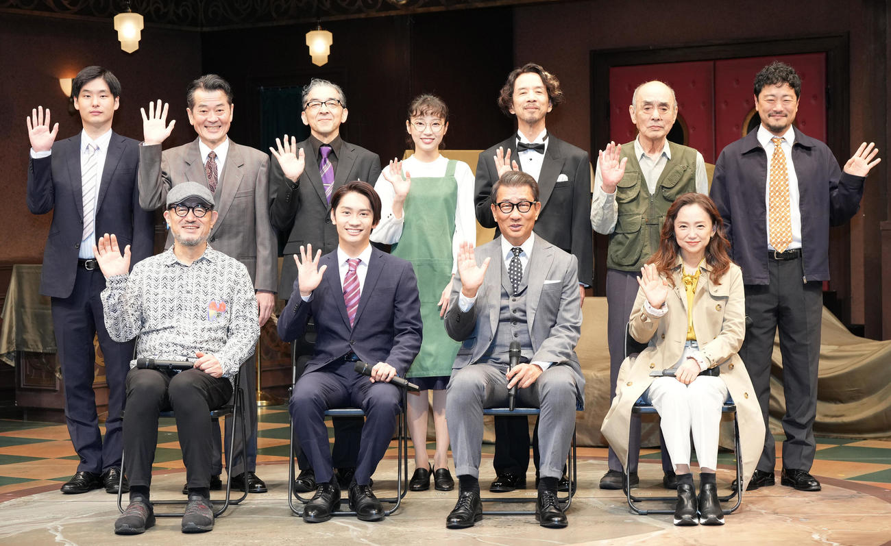 「月とシネマ　2023」初日前会見のフォトセッションで手を振る出演者たち。前列左からG2氏、藤原丈一郎、中井貴一、永作博美、後列左から奥田一平、木下政治、村杉蝉之助、清水くるみ、今井朋彦、たかお鷹、金子岳憲（撮影・鈴木みどり）