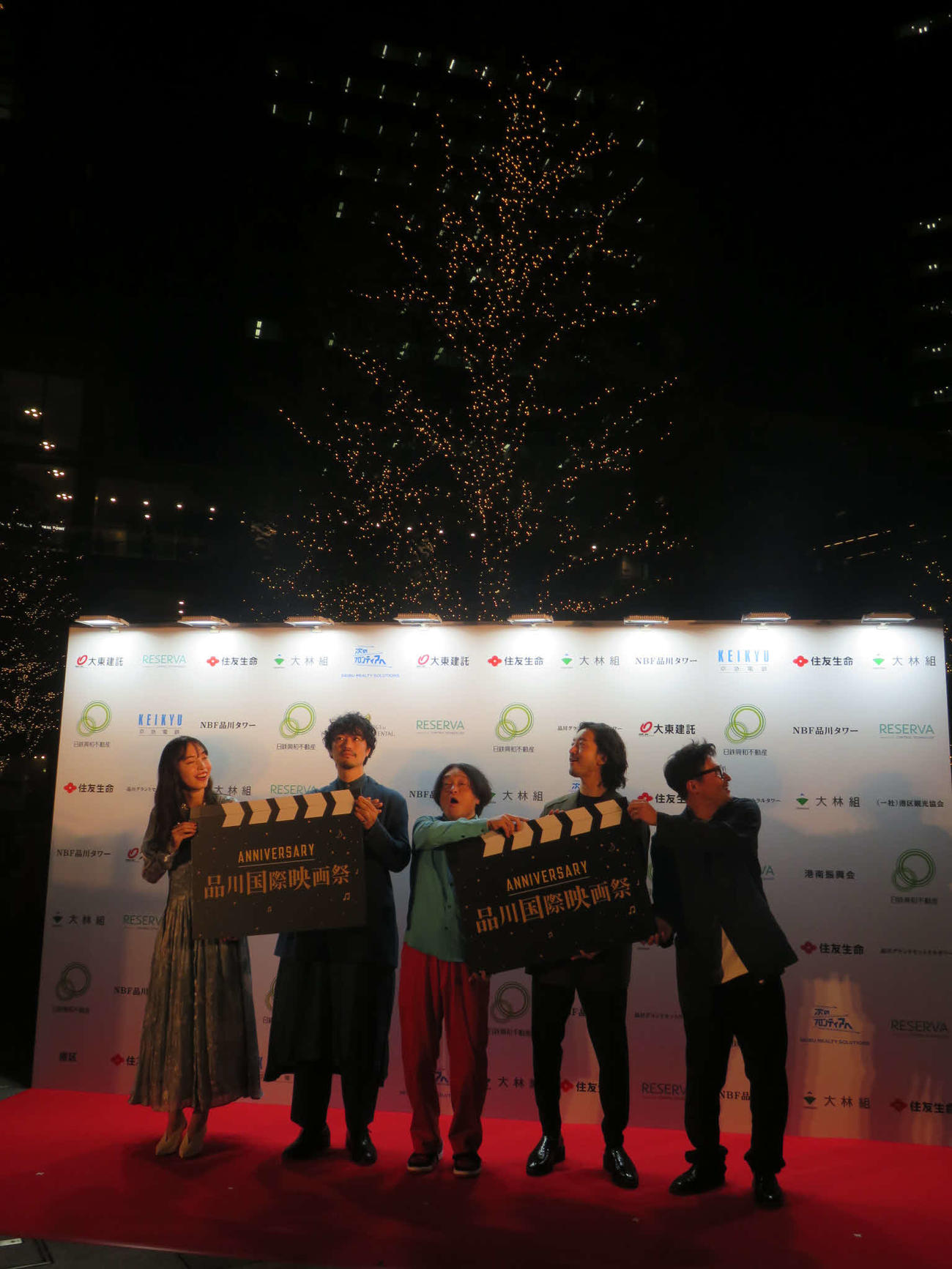 「品川国際映画祭」のオープニングイベントでイルミネーションの点灯式を行った、左から井桁弘恵、斎藤工、永野、金子ノブアキ、清水康彦