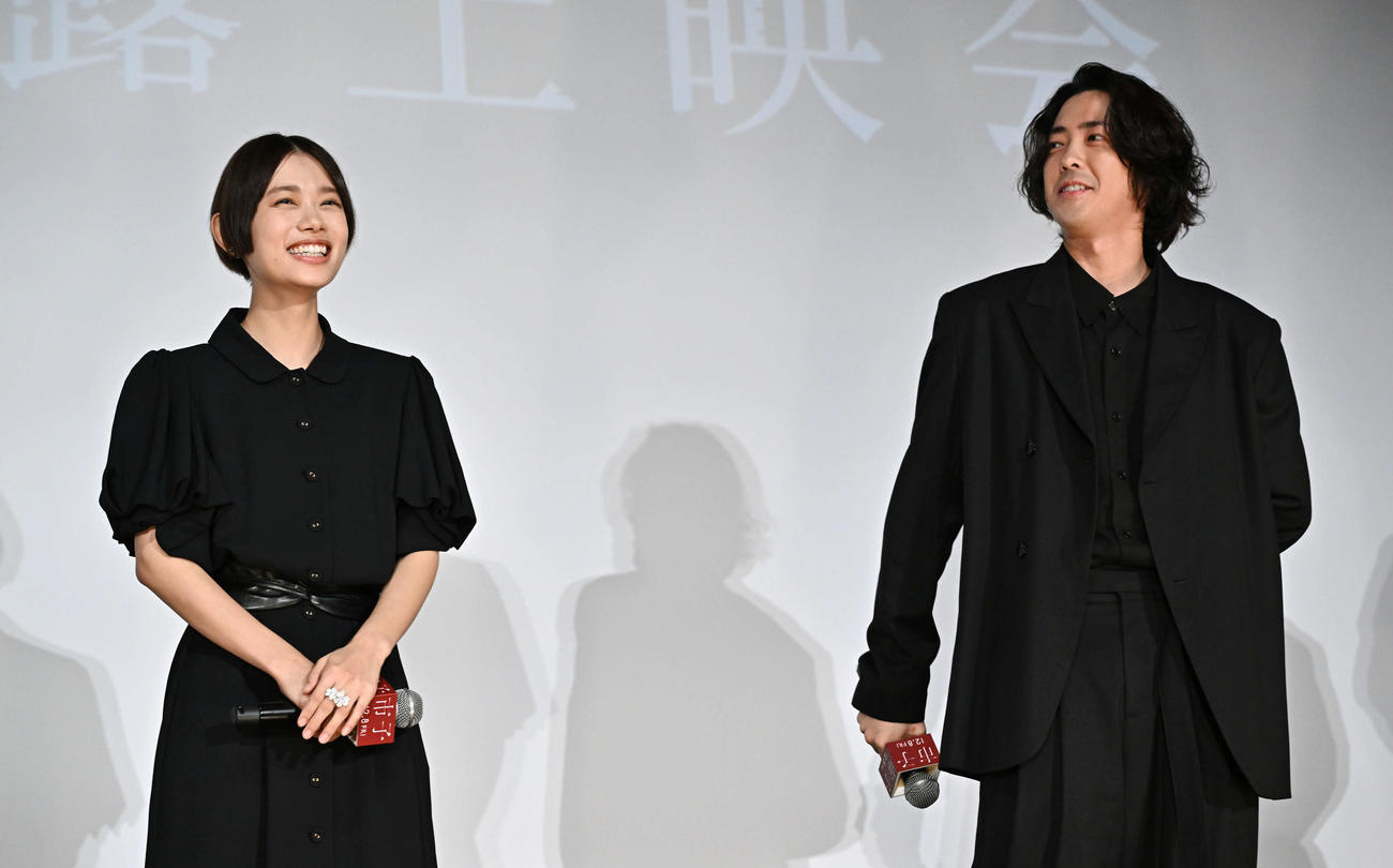 笑顔でトークする杉咲花（左）と若葉竜也（撮影・滝沢徹郎）