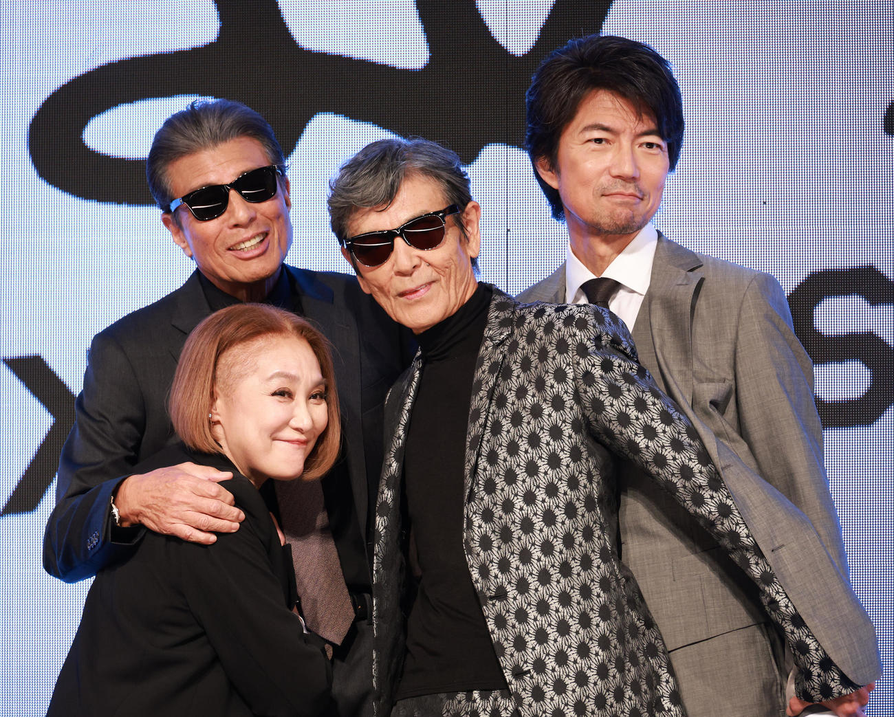 映画「あぶない刑事」製作発表を行った浅野温子（手前）、後列左から舘ひろし、柴田恭兵、仲村トオル（2023年11月1日撮影）