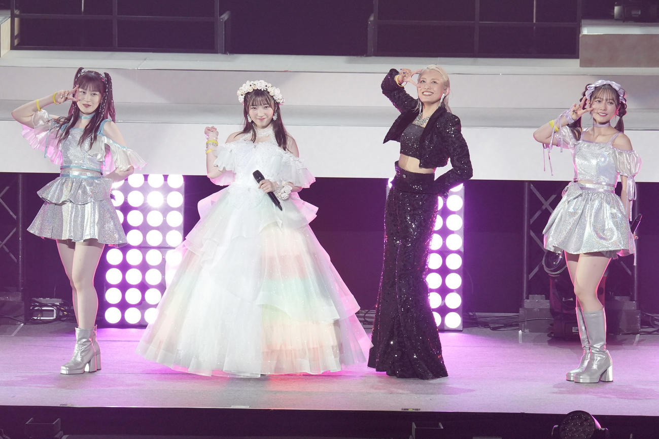つばきファクトリー2023秋ツアーでパフォーマンスする、左から新リーダー新沼希空、山岸理子、岸本ゆめの、サブリーダー谷本安美