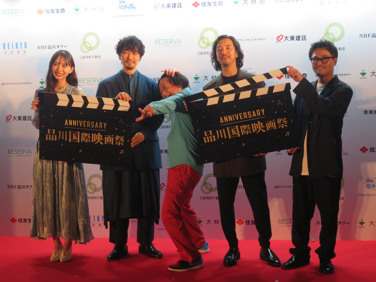「品川国際映画祭」のオープニングイベントでイルミネーションの点灯式を行った、左から井桁弘恵、斎藤工、永野、金子ノブアキ、清水康彦