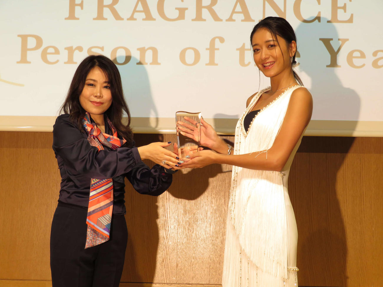 「FRAGRANCE DAY 2023」に出席したみちょぱこと池田美優（右）