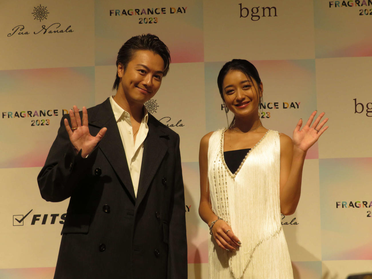 「FRAGRANCE DAY 2023」に出席したみちょぱこと池田美優（右）とEXILEのTAKAHIRO