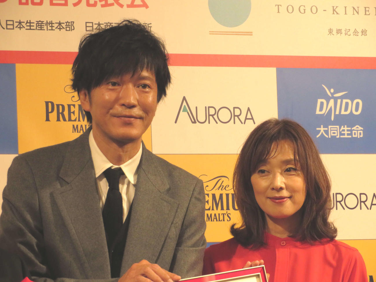 「いい夫婦　パートナー・オブ・ザ・イヤー　2023」記者発表会に出席した俳優の田辺誠一（左）と妻の大塚寧々
