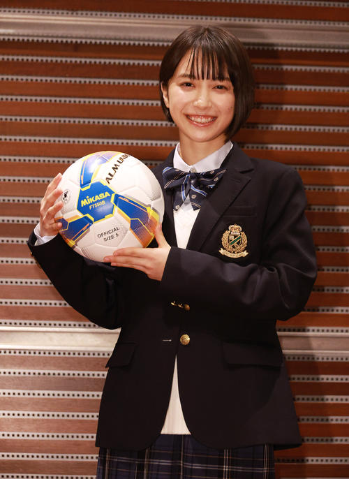 全国高校サッカー選手権応援マネジャー就任会見でポーズを決める藤崎ゆみあ（撮影・中島郁夫）