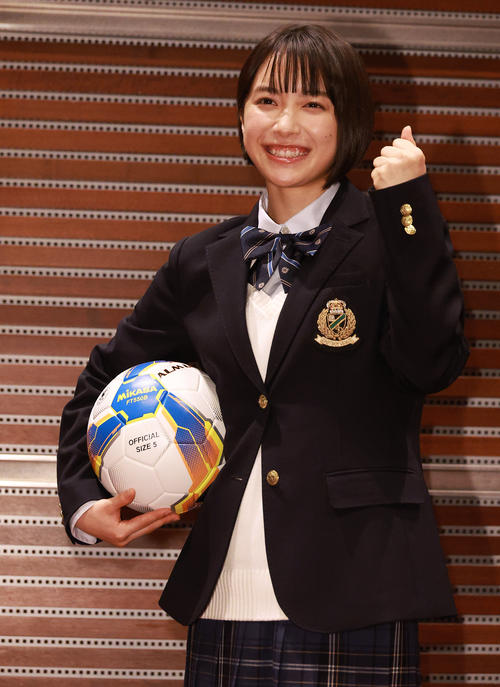 全国高校サッカー選手権応援マネジャー就任会見でポーズを決める藤崎ゆみあ（撮影・中島郁夫）