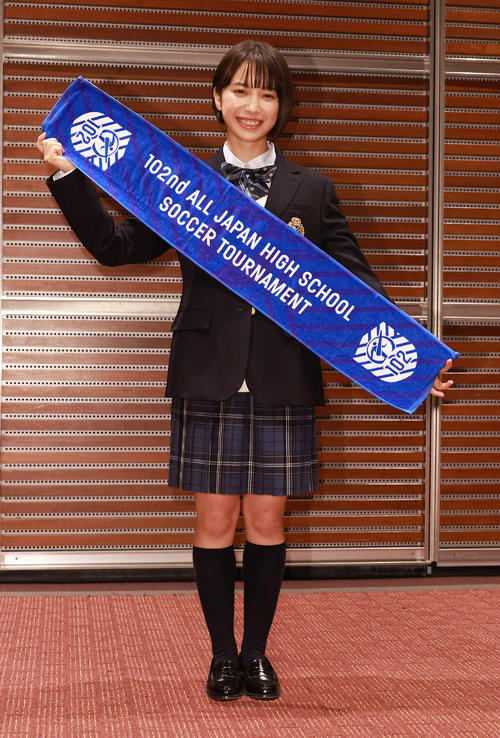 全国高校サッカー選手権応援マネジャー就任会見でポーズを決める藤崎ゆみあ（撮影・中島郁夫）