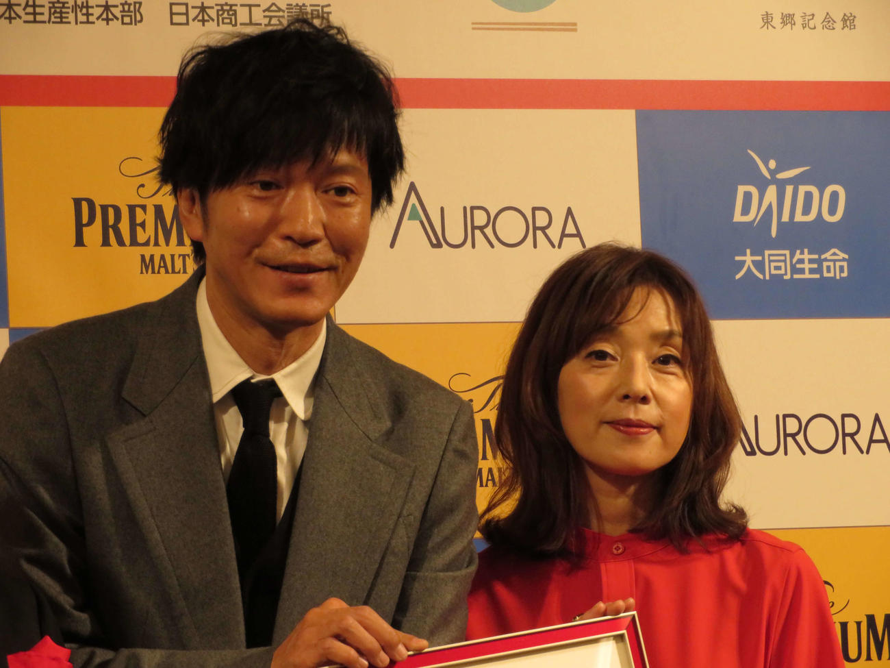「いい夫婦　パートナー・オブ・ザ・イヤー　2023」記者発表会に出席した俳優の田辺誠一（左）と妻の大塚寧々