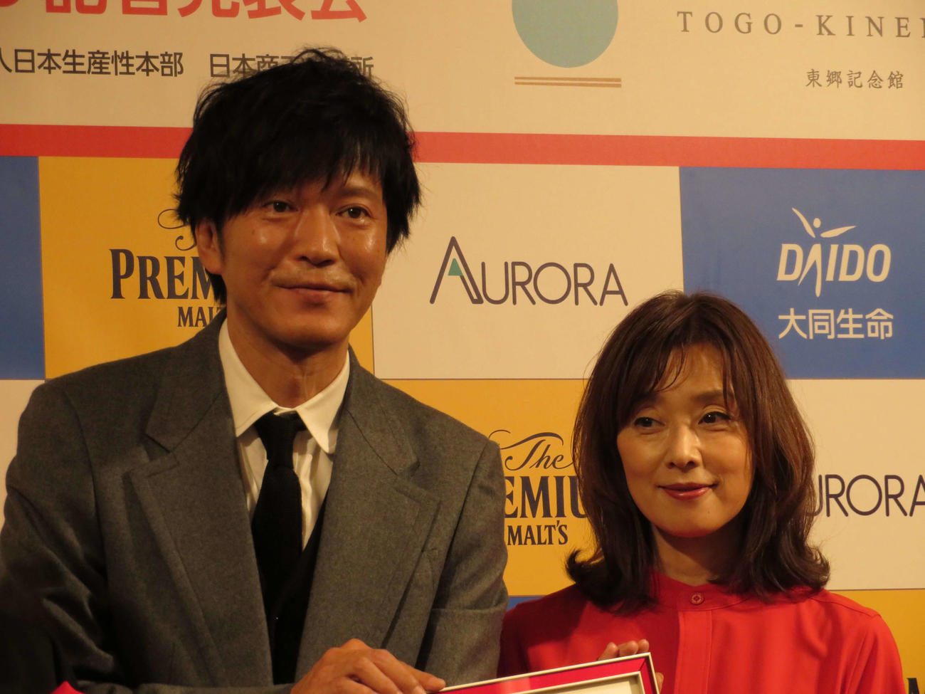 「いい夫婦　パートナー・オブ・ザ・イヤー　2023」記者発表会に出席した俳優の田辺誠一（左）と妻の大塚寧々