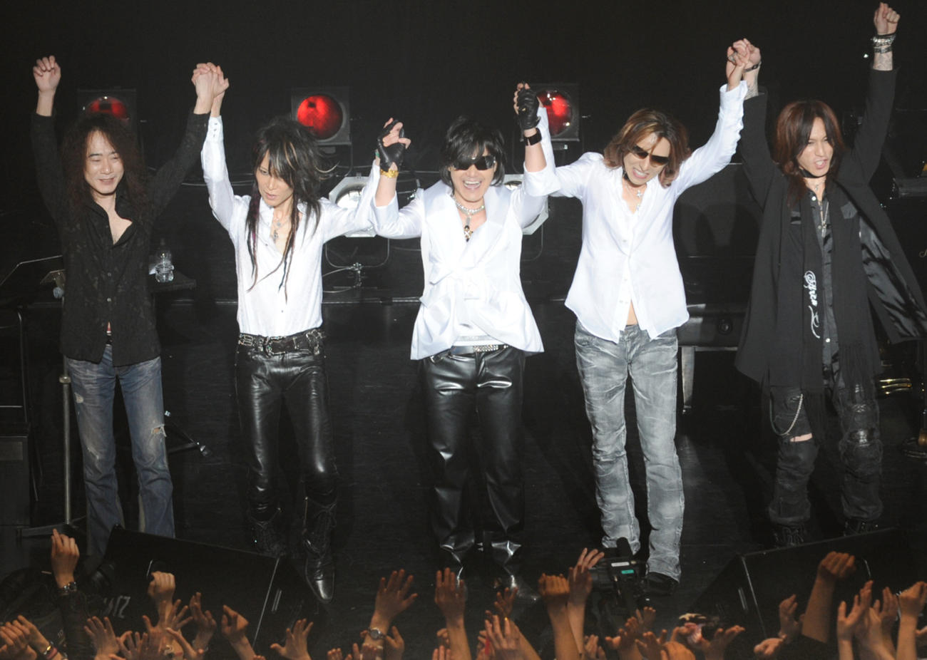X JAPANの左から、PATA、HEATHさん、TOSHI、YOSHIKI、SUGIZO(10年2月撮影）
