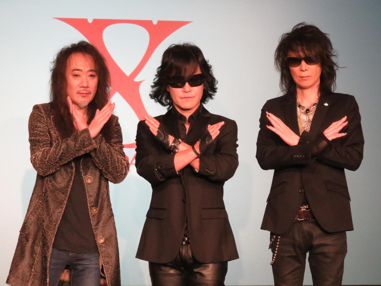 17年6月、X JAPAN会見　世界ツアー日本公演関連　YOSHIKIの首の緊急手術により、開催が危ぶまれていたツアーを内容変更して決行すると発表したX JAPAN。左からPATA、Toshl、HEATHさん