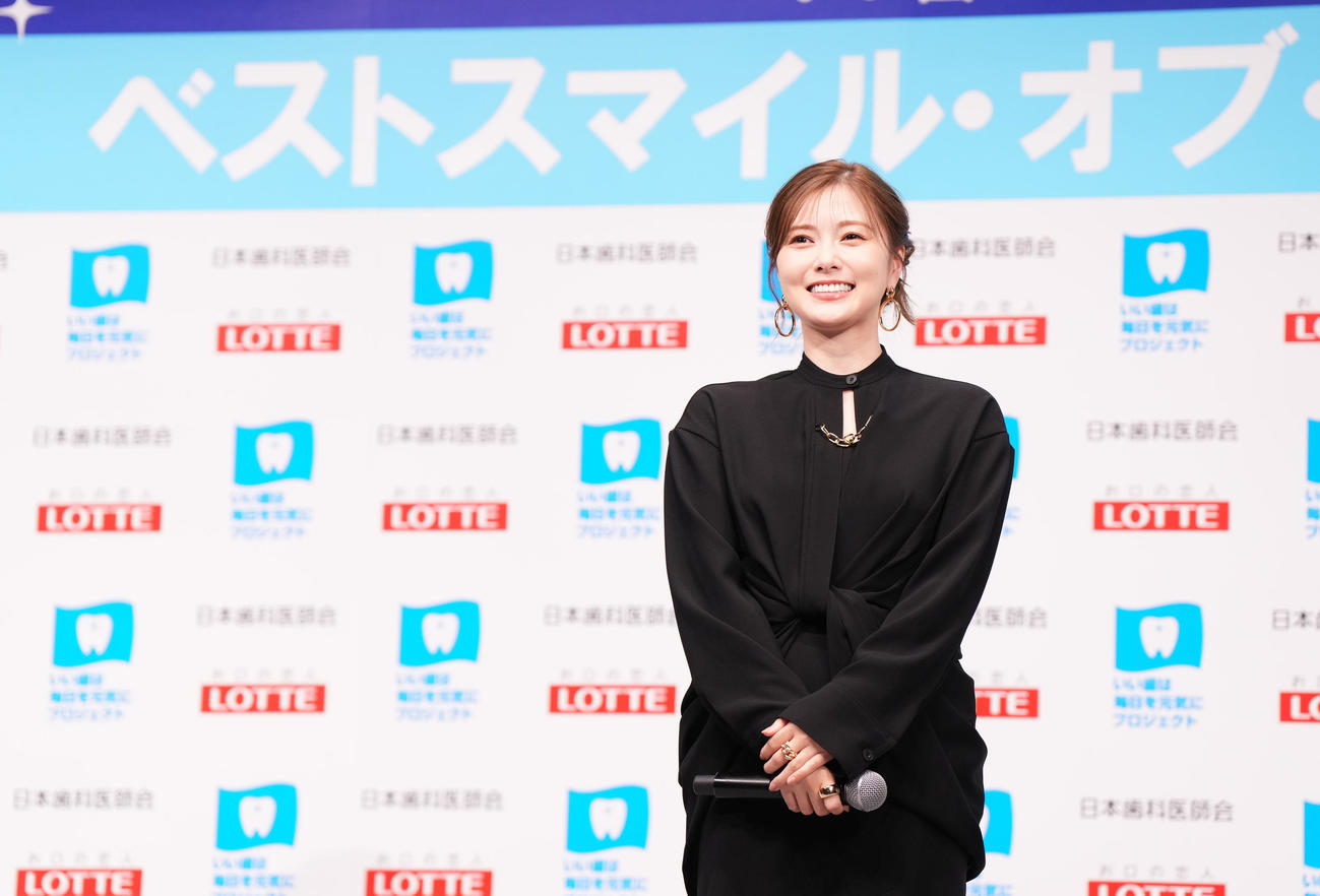 「ベストスマイル・オブ・ザ・イヤー2023」を受賞し、壇上で笑顔を見せる白石麻衣（撮影・菅敏）