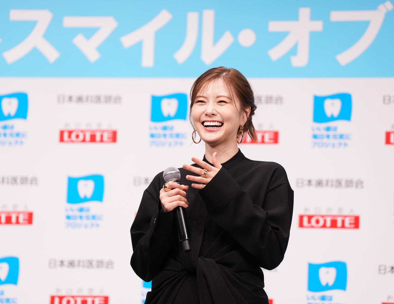「ベストスマイル・オブ・ザ・イヤー2023」を受賞し、壇上で笑顔を見せる白石麻衣（撮影・菅敏）