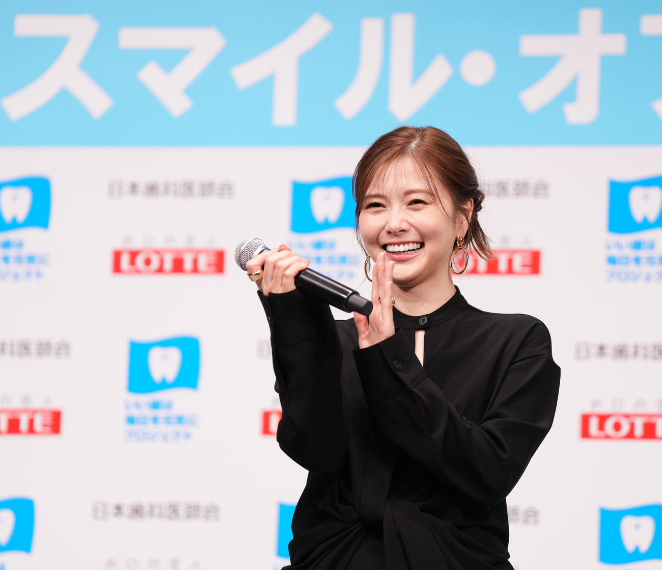 「ベストスマイル・オブ・ザ・イヤー2023」を受賞し、壇上で笑顔を見せる白石麻衣（撮影・菅敏）