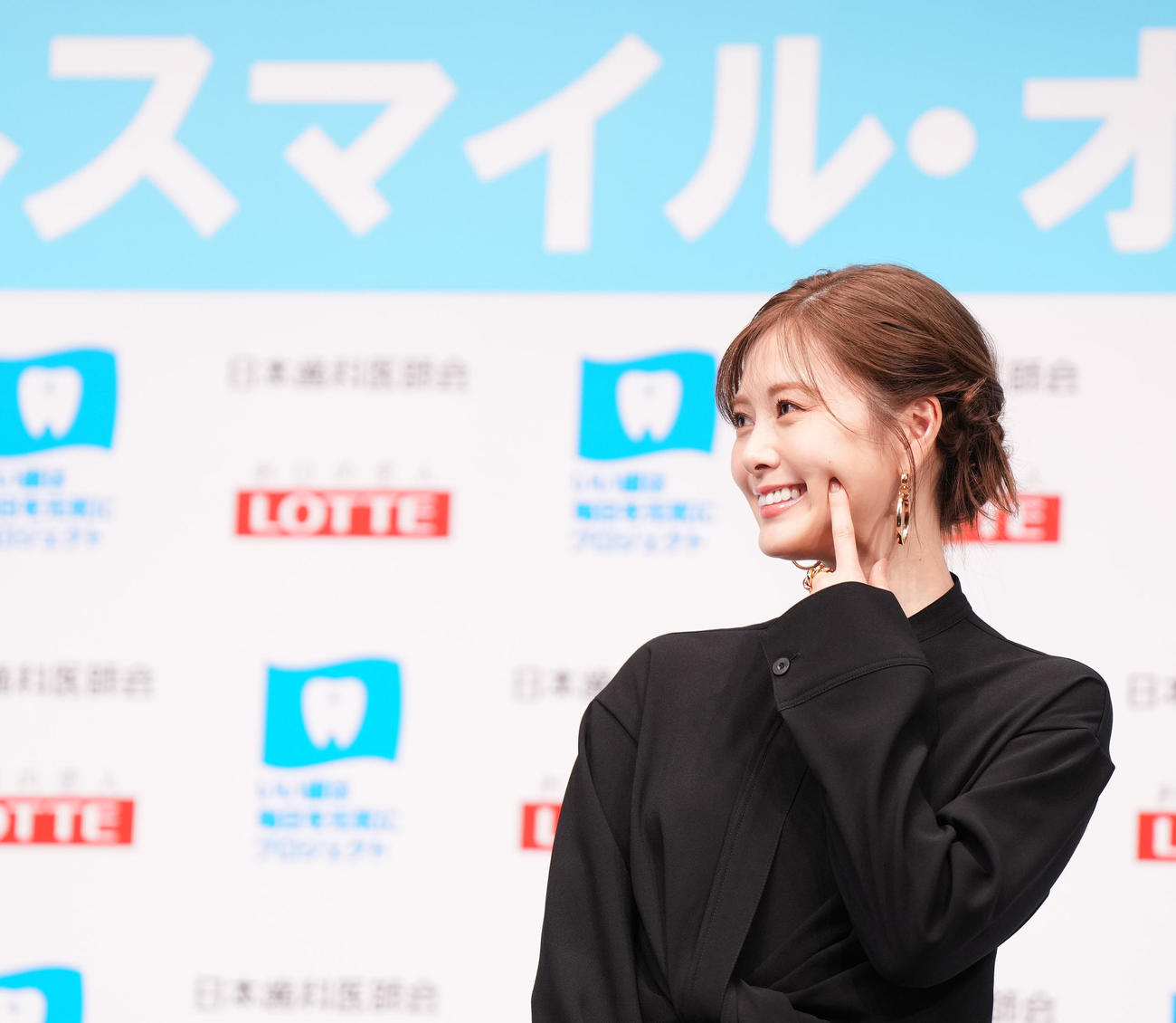 「ベストスマイル・オブ・ザ・イヤー2023」を受賞し、壇上で笑顔を見せる白石麻衣（撮影・菅敏）
