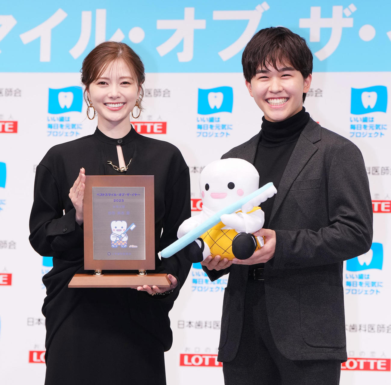 「ベストスマイル・オブ・ザ・イヤー2023」を受賞し、記念品を手に笑顔を見せる白石麻衣（左）と鈴木福（撮影・菅敏）