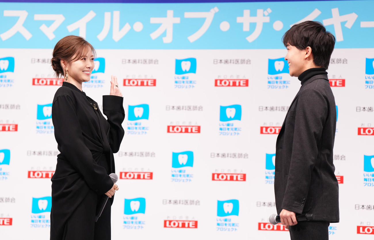 「ベストスマイル・オブ・ザ・イヤー2023」を受賞し、壇上で鈴木福（右）を笑顔で見つめる白石麻衣（撮影・菅敏）