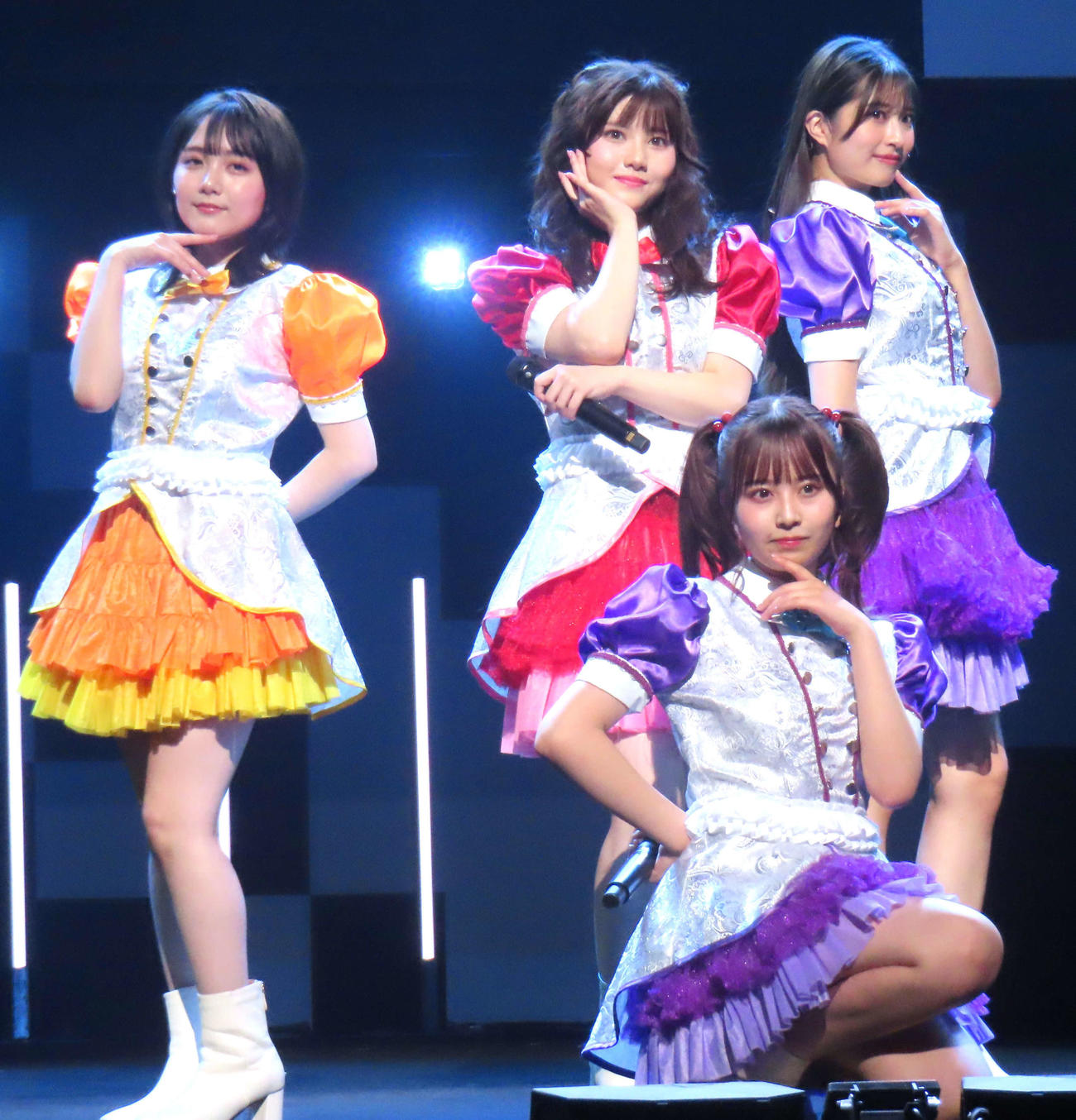 舞台「オッドタクシー　金剛石は傷つかない」ゲネプロでパフォーマンスする、後列左からAKB48田口愛佳、乃木坂46伊藤理々杏、AKB48行天優莉奈。手前中央は乃木坂46佐藤璃果
