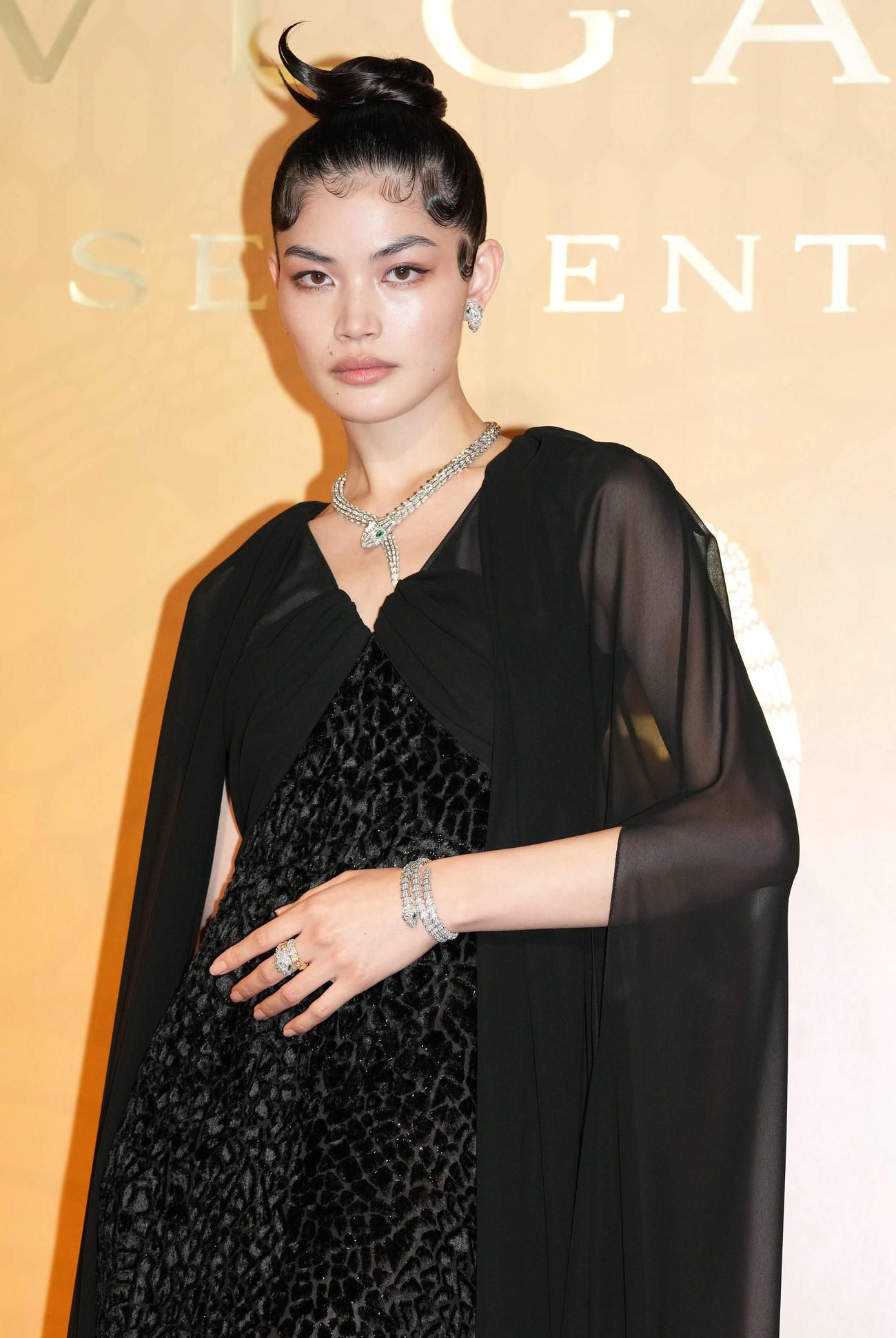 ブルガリのフォトコールでポーズを決める福士リナ（撮影・たえ見朱実）