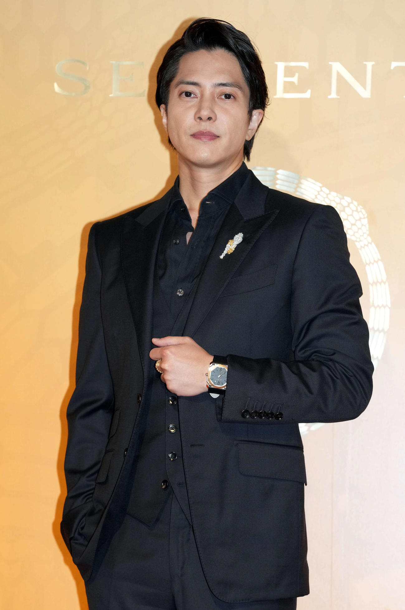 ブルガリのフォトコールでポーズを決める山下智久（撮影・たえ見朱実）