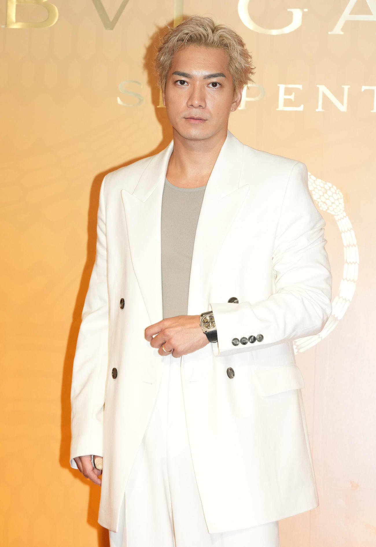 ブルガリのフォトコールでポーズを決めるSWAY（撮影・たえ見朱実）