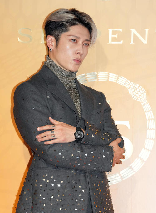ブルガリのフォトコールでポーズを決めるMIYAVI（撮影・たえ見朱実）