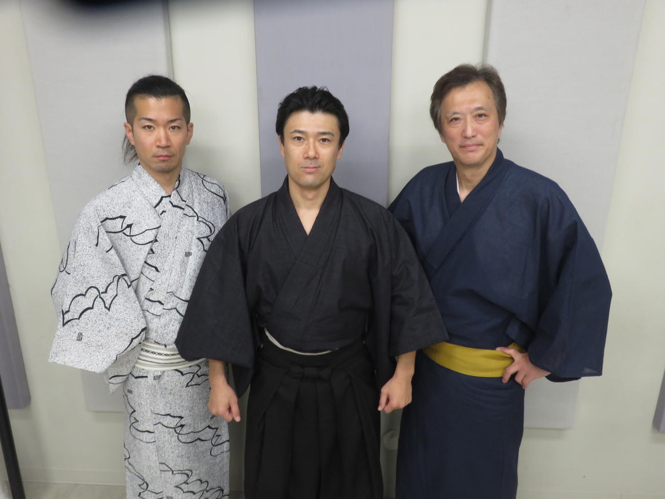 舞台「誠の挽歌」で、左から脚本、演出、高杉晋作役の宮島啓、近藤勇役の西村真士、伊東甲子太郎役の大鶴義丹