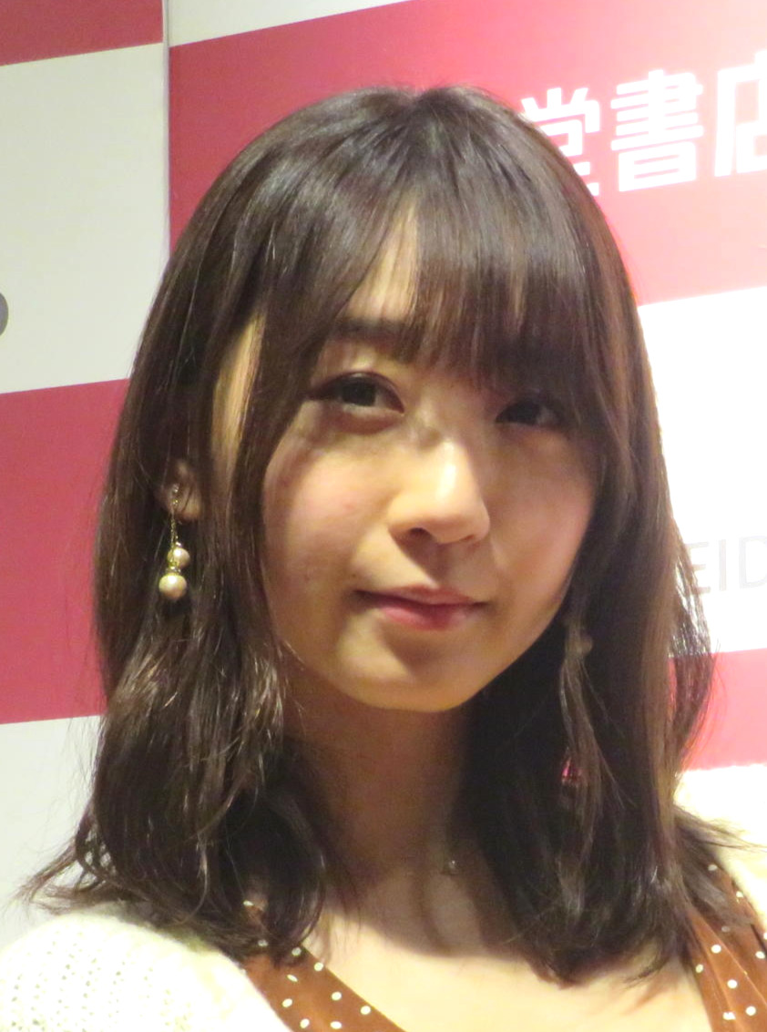 ファースト写真集「ぼくともえ。」発売記念イベントに出席した伊織もえ