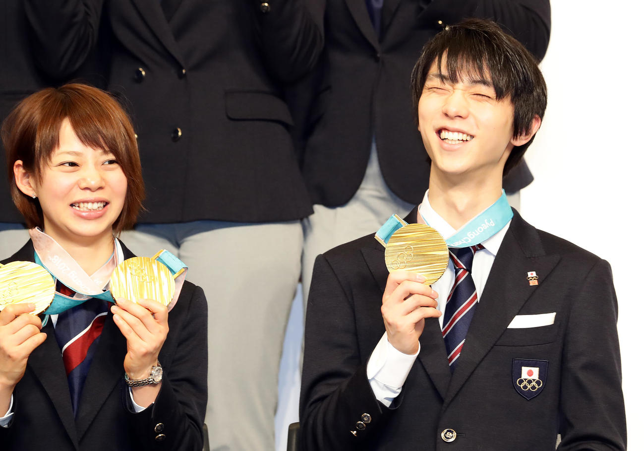 2018年2月26日　平昌五輪帰国会見で、金メダルを手に笑顔で記念撮影する高木さん（左）と羽生さん