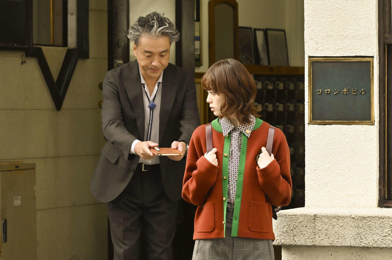 「うちの弁護士は手がかかる」に出演する（左から）ムロツヨシ、平手友梨奈（C）フジテレビ