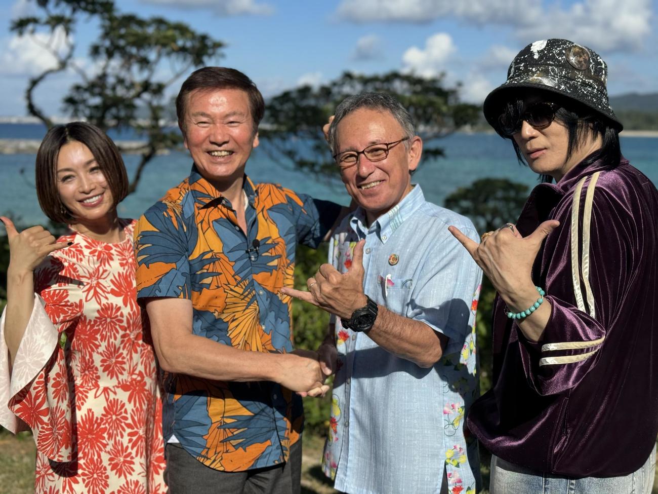 デビュー55周年を祝って、沖縄でラジオのレギュラー番組の収録を行った森田健作（左から2人目）。左から酒井法子、1人おいて玉城デニー沖縄県知事、京本政樹