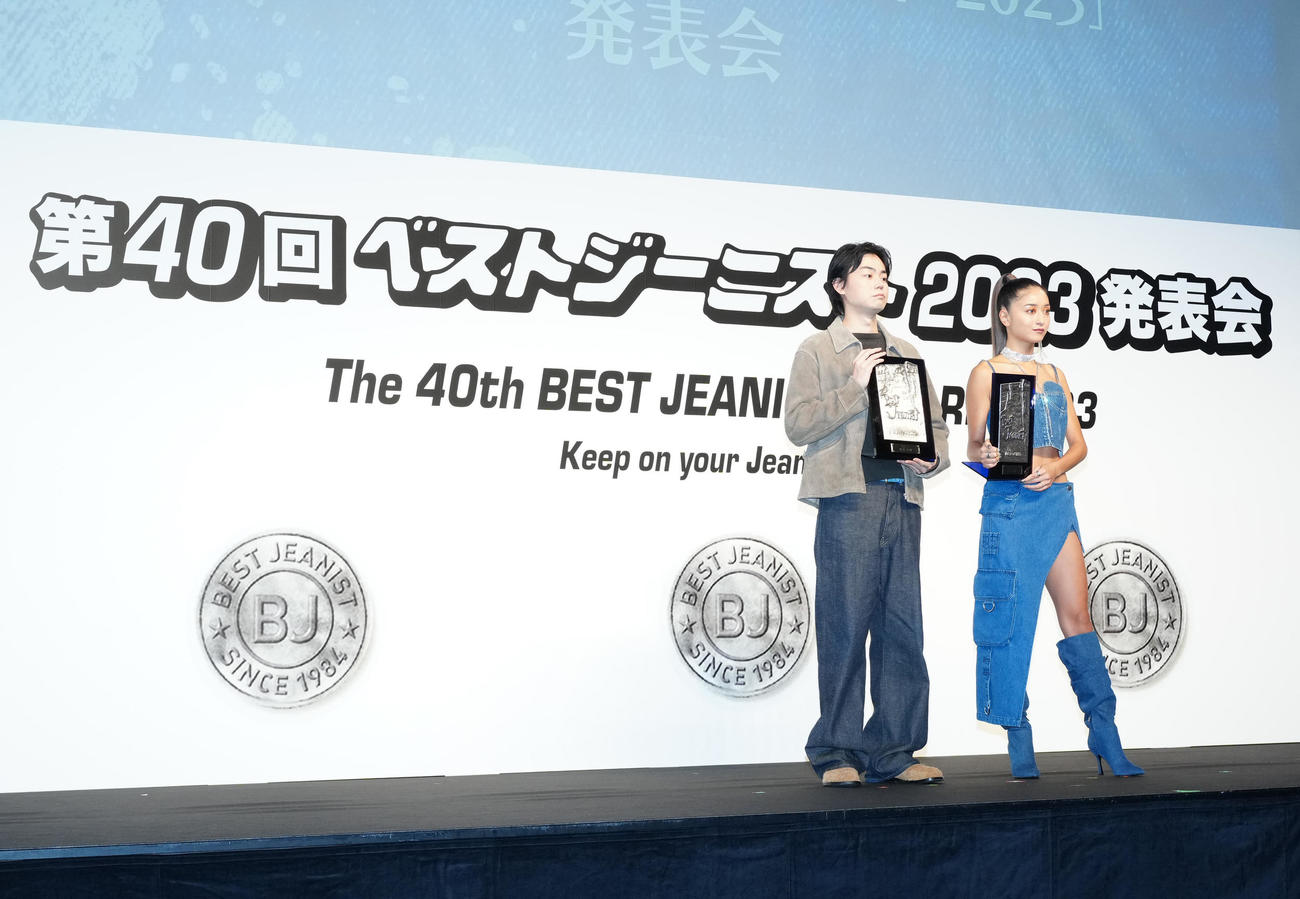 「第40回ベストジーニスト2023」授賞式　一般選出部門で表彰された菅田将暉（左）と池田美優（撮影・江口和貴）