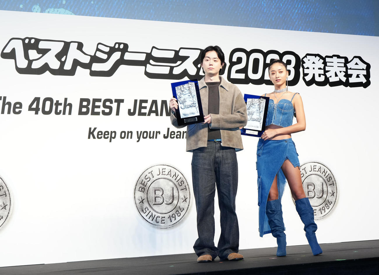 「第40回ベストジーニスト2023」授賞式　一般選出部門で表彰された菅田将暉（左）と池田美優（撮影・江口和貴）