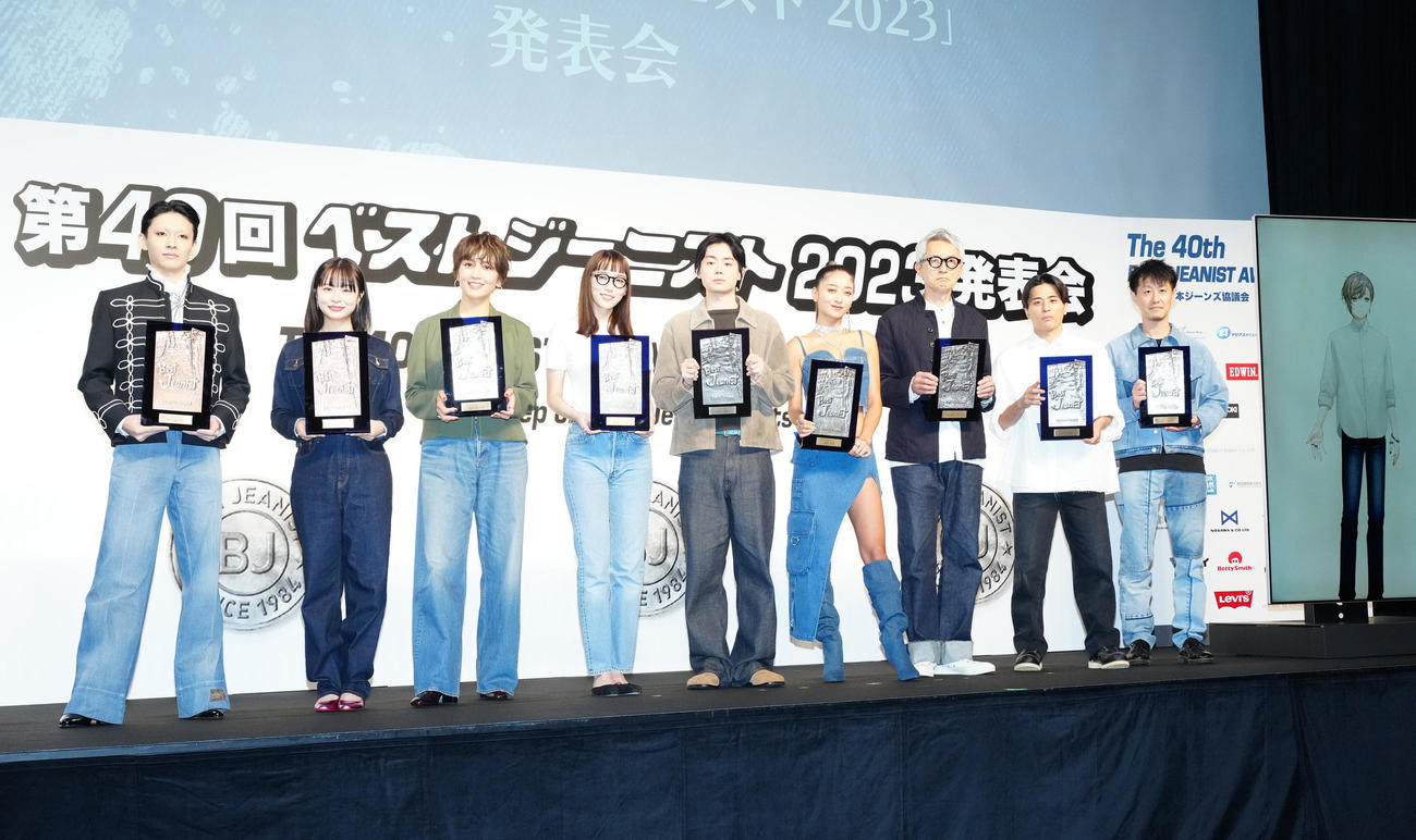「第40回ベストジーニスト2023」授賞式で写真に納まる受賞者。左から市川染五郎、莉子、料理家の和田明日香さん、飯豊まりえ、菅田将暉、池田美優、松重豊、バスケットボール男子日本代表の富樫、株式会社三越伊勢丹の神谷将太さん、VTuberの叶（撮影・江口和貴）