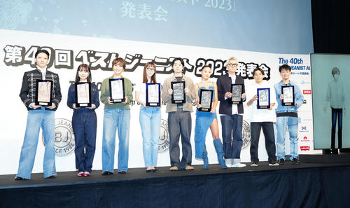 「第40回ベストジーニスト2023」授賞式で写真に納まる受賞者。左から市川染五郎、莉子、料理家の和田明日香さん、飯豊まりえ、菅田将暉、池田美優、松重豊、バスケットボール男子日本代表の富樫、株式会社三越伊勢丹の神谷将太さん、VTuberの叶（撮影・江口和貴）