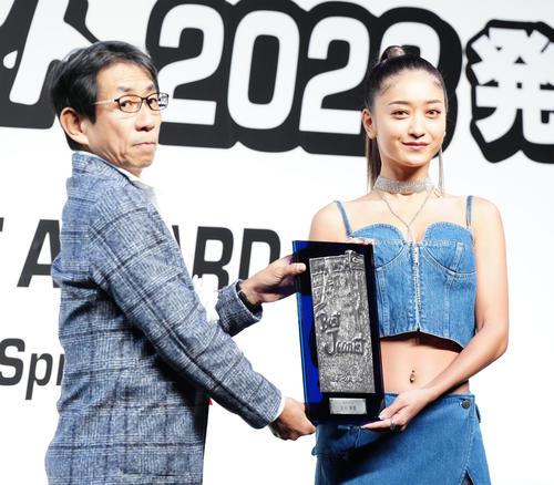 「第40回ベストジーニスト2023」授賞式　一般選出部門で表彰される池田美優（右）（撮影・江口和貴）