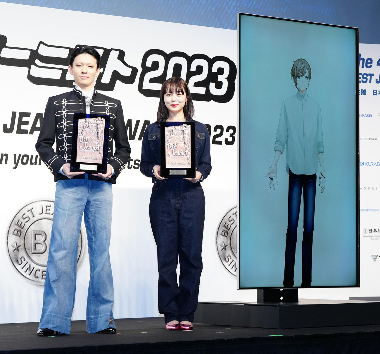 「第40回ベストジーニスト2023」授賞式　次世代部門で表彰され写真に納まる、左から市川染五郎、莉子、VTuberの叶（撮影・江口和貴）